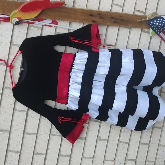 BLACK &. WHITE DRESS - Picture 4 of 11